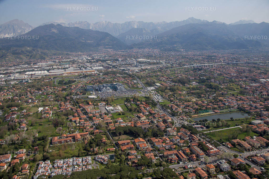 Vue aérienne: Vue de la ville à Marina di Massa dans le département Toscane, Italie – .Photo: IMG_087196.jpg prise le 04/04/2016 par Werner Riehm/FLY-FOTO.eu – Résolution de l'original: 5472 x 3648 px