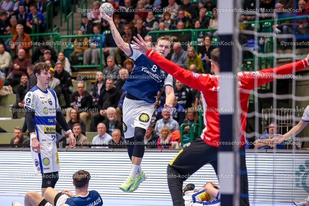 BHC11122501067 | 11.12.2025, Handball, HBL, Bergischer HC - ThSV Eisenach, Unihalle Wuppertal: Nico Schöttle (BHC #08) wirft auf das Tor von Torhüter Matija Spikic (Eisenach #01) 
