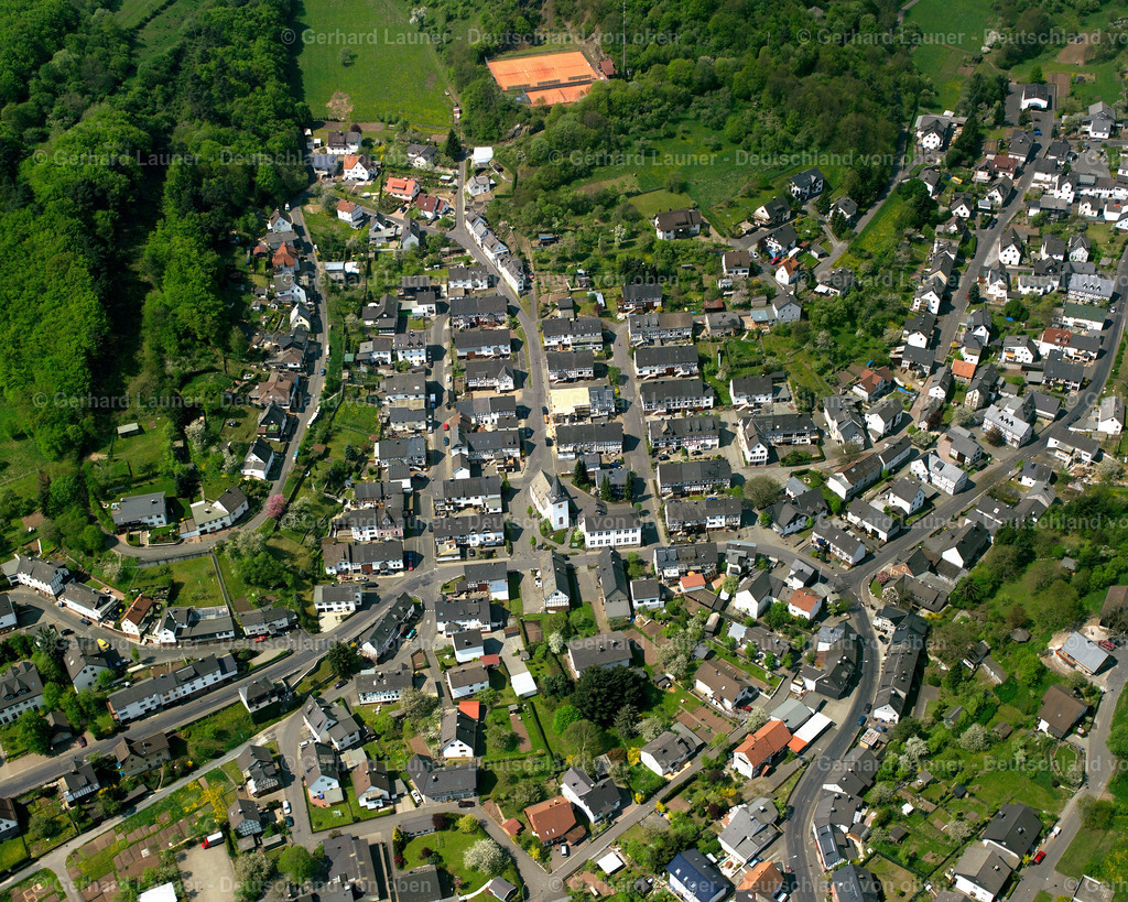2610111 | DONSBACH 09.06.2006 Ortsansicht der Straßen und Häuser der Wohngebiete in Donsbach im Bundesland Hessen, Deutschland // Town View of the streets and houses of the residential areas in Donsbach in the state Hesse, Germany Foto: Gerhard Launer