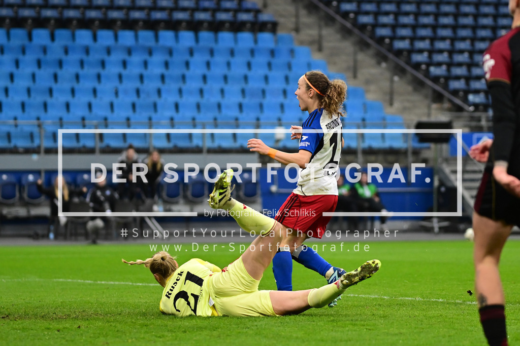 Fußball I Frauen I Saison 2025-2026 I Bundesliga I 10. Spieltag I Hamburger SV - 1. FC Nürnberg I 45039 | Jubel, Begeisterung, Enthusiasmus, Euphorie, Freude, Glücksgefühl, Heiterkeit bei: Melanie Brunnthaler (11, Hamburger SV) - Realized with Pictrs.com