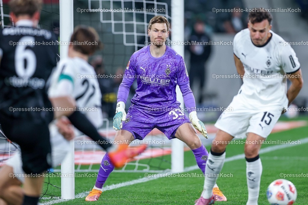 BMG05102501022 | 05.10.2025, Fußball, Borussia Mönchengladbach - SC Freiburg, 1. Fußball Bundesliga, Borussia-Park, Saison 2025 2026: Torwart Moritz Nicolas&nbsp;(Borussia Mönchengladbach #33) DFB regulations prohibit any use of photographs as image sequences and or quasi-video.