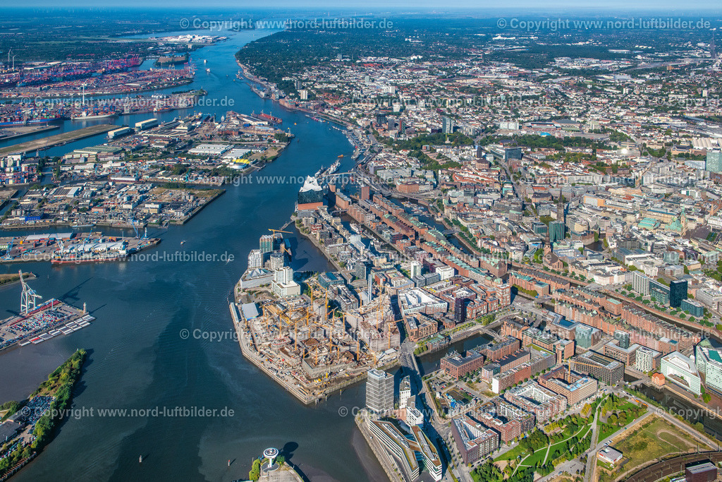 Hamburg_Hafencity_Hafen_ELS_3881220922 | HAMBURG 22.09.2022 Baustelle zum Neubau des Gebäudekomplexes des Einkaufszentrum am Überseequartier am Chicagokai - Osakaallee im Bereich des ehemaligen Grasbrooks im Ortsteil Hafencity in Hamburg, Deutschland. Weiterführende Informationen bei: CHRISTIAN DE PORTZAMPARC,  Depenbrock Bau GmbH & Co. KG,  F + Z Baugesellschaft, Zweigniederlassung der Hecker Bau GmbH & Co. KG,  Stump-Franki Spezialtiefbau GmbH,  Unibail-Rodamco Germany GmbH,  Unibail-Rodamco ÜSQ Süd Quartiersmanagement GmbH. // Construction site for the new building complex of the shopping center at Ueberseequartier at Chicagokai - Osakaallee in the area of the former Grasbrooks in the Hafencity district in Hamburg, Germany. Further information at: CHRISTIAN DE PORTZAMPARC,  Depenbrock Bau GmbH & Co. KG,  F + Z Baugesellschaft, Zweigniederlassung der Hecker Bau GmbH & Co. KG,  Stump-Franki Spezialtiefbau GmbH,  Unibail-Rodamco Germany GmbH,  Unibail-Rodamco UeSQ Sued Quartiersmanagement GmbH. Foto: Martin Elsen