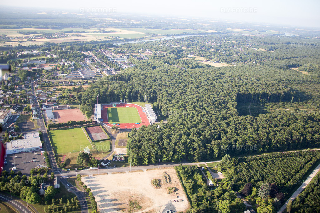 Luftbild: Stade des Allées in Blois im Bundesland Loir-et-Cher in Frankreich. Foto: IMG_082022.jpg vom 20.06.2015 durch Werner Riehm/FLY-FOTO.de