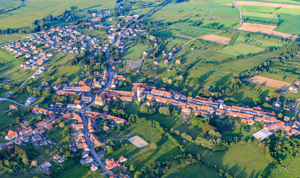 Aerial view: View of the town from the west in Harskirchen in the state Bas-Rhin, France. – Photo: IMG_107406.jpg taken on 05/19/2018 by Werner Riehm/FLY-FOTO.com – Resolution of the original: 5472 x 3241 px