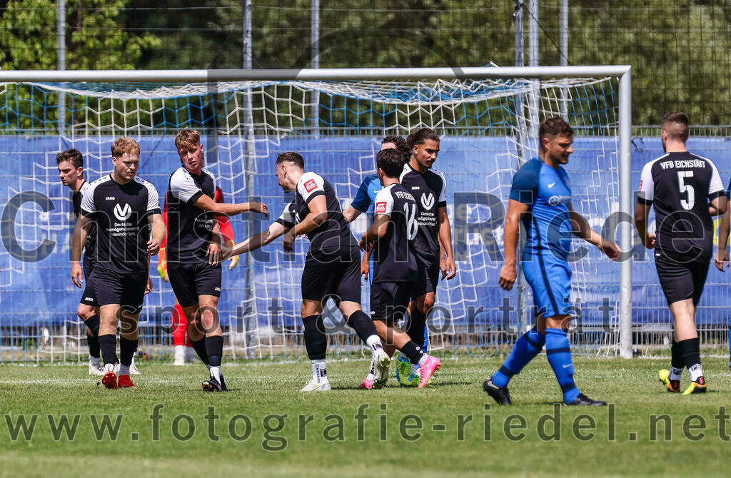 2023-07-22_058_FC_Langengeisling_gegen_VfB_Eichstaett_II | Erding, Deutschland, 22.07.2023:
Fußball, Bezirksliga Oberbayern Ost 2023 / 2024, Testspiel, FC Langengeisling gegen VfB Eichstätt II, Endergebnis: 3:2

Jubel nach dem 1:1 durch Niklas Walter (VFB Eichstätt, #10)

Foto: Christian Riedel / fotografie-riedel.net