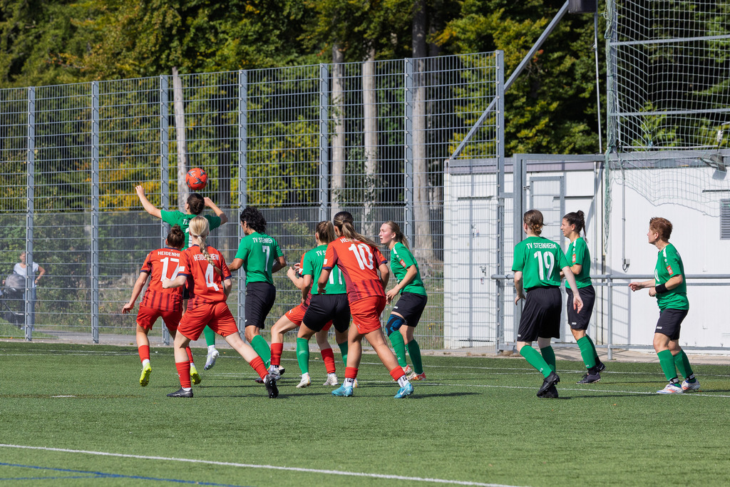 FCHSTE_250921_3707 | 1.FC Heidenheim 1846 II vs. TV Steinheim, Fußball, Frauen, Bezirksliga, 2025/2026, 2.Spieltag, 21.09.2025 in Heidenheim, Kunstrasen b. Voith-Arena West(Foto: Michael Bulling) - Realisiert mit Pictrs.com
