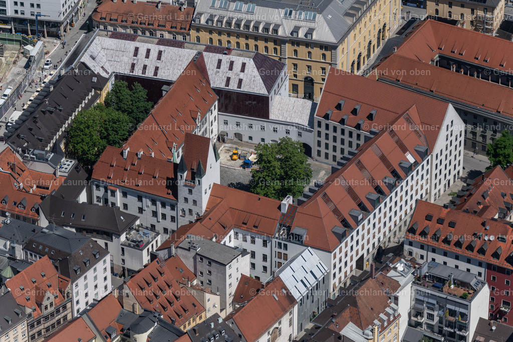 4031131 | MüNCHEN 12.06.2020 Bürogebäude des Verwaltungs- und Geschäftshauses " Alter Hof " im Ortsteil Altstadt in München im Bundesland Bayern, Deutschland. Der burgähnliche Flügelbau war die einstige Residenz von Ludwig IV.. Weiterführende Informationen bei: Aristo Personnel GmbH,  Bank Vontobel Europe AG,  Bayerisches Landesamt für Denkmalpflege - Landesstelle für die nichtstaatlichen Museen in Bayern. // Office building " Alter Hof " in the district Altstadt in Munich in the state Bavaria, Germany. Further information at: Aristo Personnel GmbH,  Bank Vontobel Europe AG,  Bayerisches Landesamt fuer Denkmalpflege - Landesstelle fuer die nichtstaatlichen Museen in Bayern. Foto: Gerhard Launer