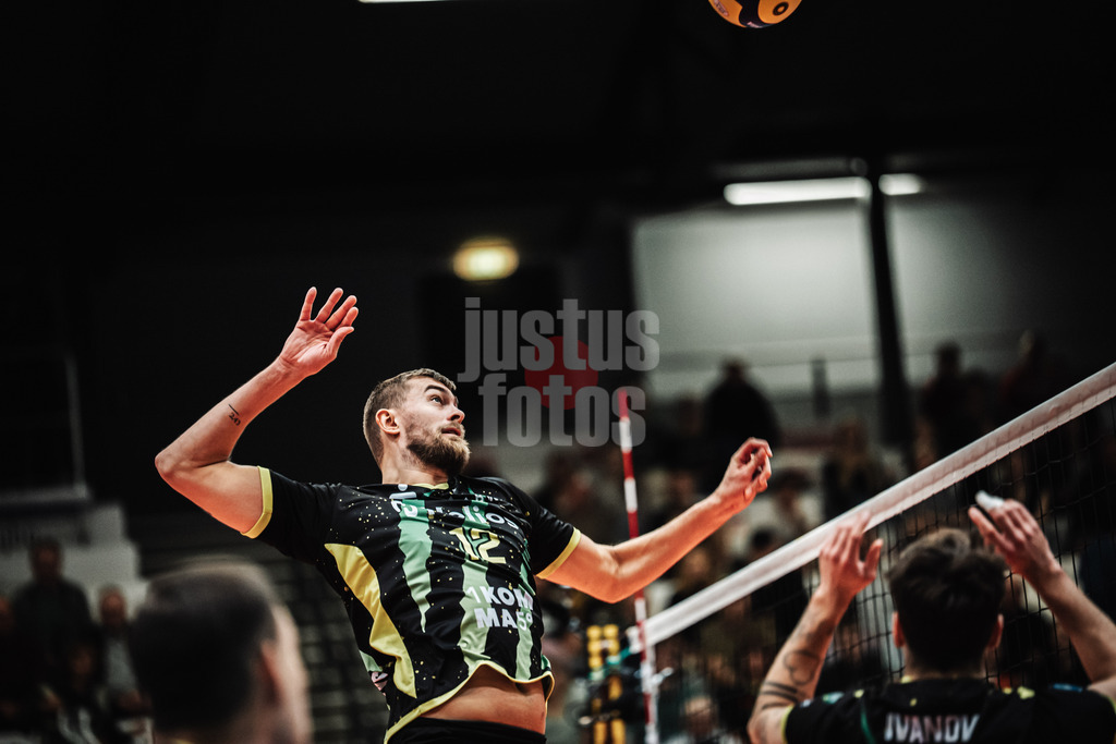 Volleyball | Herren | Saison 2025/2026 | Volleyball Ligacup | FT 1844 Freiburg vs. Helios GRIZZLYS Giesen | 12.10.2024 | Jakob Günthör (#12, Helios GRIZZLYS Giesen) beim Angriff