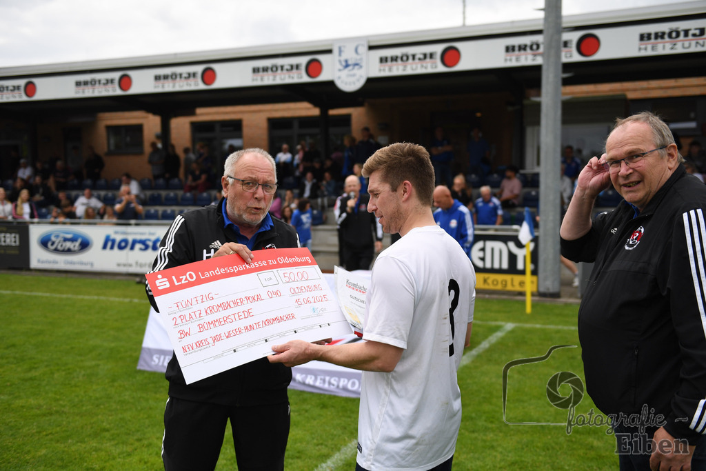SV Brake Ü40-BW Bümmerstede (Ü40) | Kreispokal Finale Jade-Weser-Hunte Ü40; SV Brake Ü40 (rot)-BW Bümmerstede Ü40 (weiß) am 15.06.2025 in Rastede (Sportanlage Köttersweg), Photo: Philip Eiben 2025 - Realisiert mit Pictrs.com