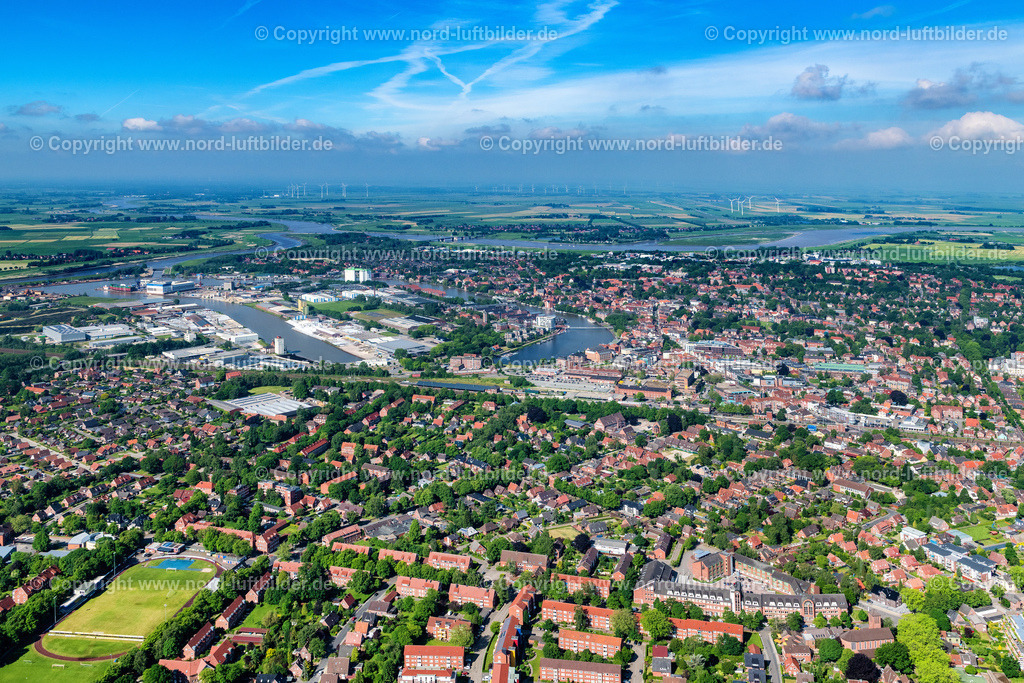 Leer_ELS_7456110621 | LEER (OSTFRIESLAND) 11.06.2021 Stadtansicht am Ufer des Flußverlaufes Ems in Leer (Ostfriesland) im Bundesland Niedersachsen, Deutschland. // City view on the river bank Ems in Leer (Ostfriesland) in the state Lower Saxony, Germany. Foto: Martin Elsen