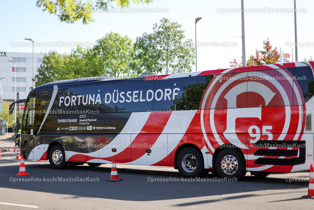 Due21092401001 | 21.09.2024, 2. Fußball Bundesliga, Fortuna Düsseldorf - 1. FC Köln, Merkur Spiel-Arena, Saison 2024 2025: Der Mannschaftsbus kommt am Stadion anDFB regulations prohibit any use of photographs as image sequences and or quasi-video.