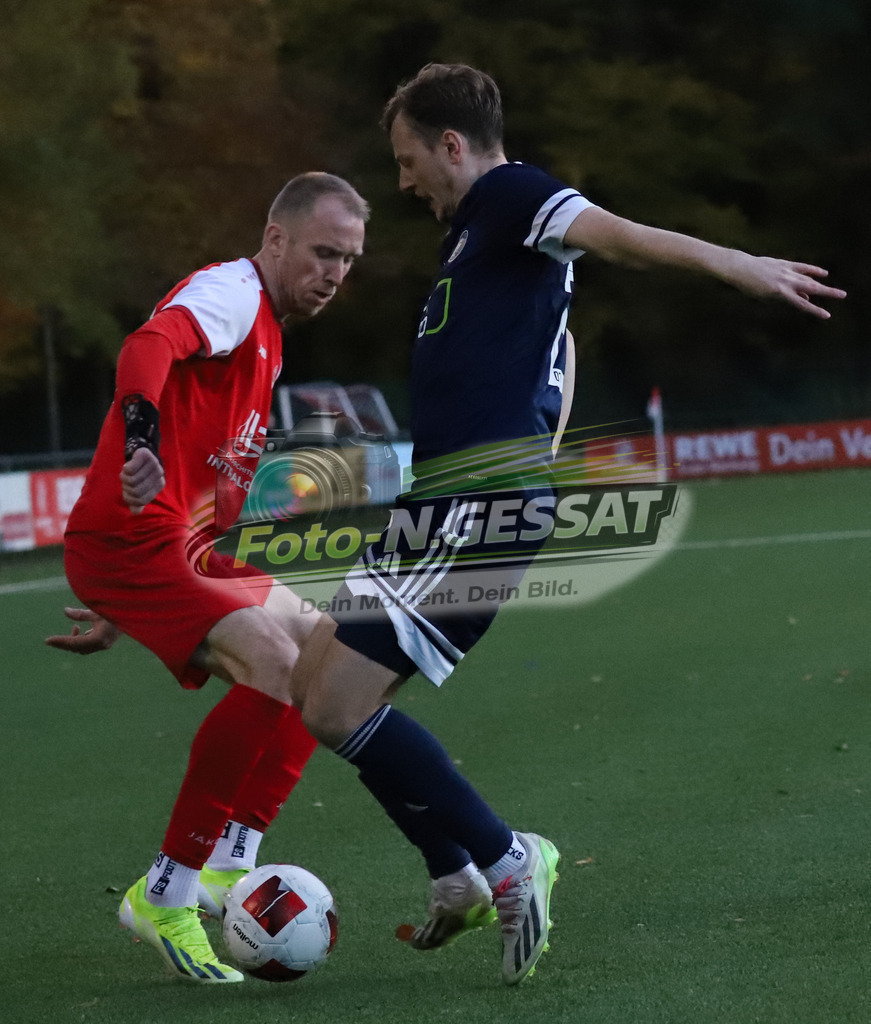 FC RW Kirchlengern - SVKT 07 Minden | Auf dem Bild zu sehen: rot FC RW Kirchlengern: Lennard Wüllner ; blau SVKT 07 Minden: Yannik NiermannFC RW Kirchlengern, SVKT 07 Minden, Saison 25/26, Landesliga, Kirchlengern, Deutschland - Realisiert mit Pictrs.com