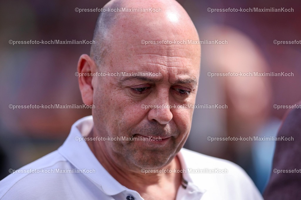B0411052503363 | 11.05.2025, Fußball, Bayer 04 Leverkusen - Borussia Dortmund, 1. Fußball Bundesliga, 33. Spieltag, BayArena, Saison 2024 2025: Fernando Carro (Geschäftsführer Bayer 04 Leverkusen)  nachdenklich unzufriedenDFB regulations prohibit any use of photographs as image sequences and or quasi-video.