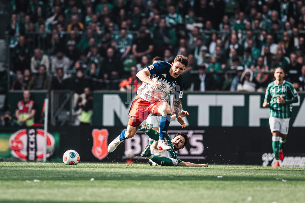Fußball | Männer | Saison 2025/2026 | 1. Fußball-Bundesliga | 30. Spieltag | SV Werder Bremen vs. Hamburger SV | 18.04.2026 | oben Nicolai Remberg (#21, HSV) unten Yukinari Sugawara (#03, SV Werder Bremen)