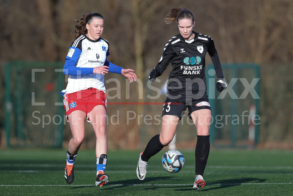 Fussball, Testspiel Frauen, Hamburger SV - Kolding IF | v.li.: Larissa Mühlhaus (Hamburger SV, 7) und Freya Siff Winther (Kolding IF, 3) im Zweikampf, Duell, Dynamik, Aktion, Action, Spielszene1
