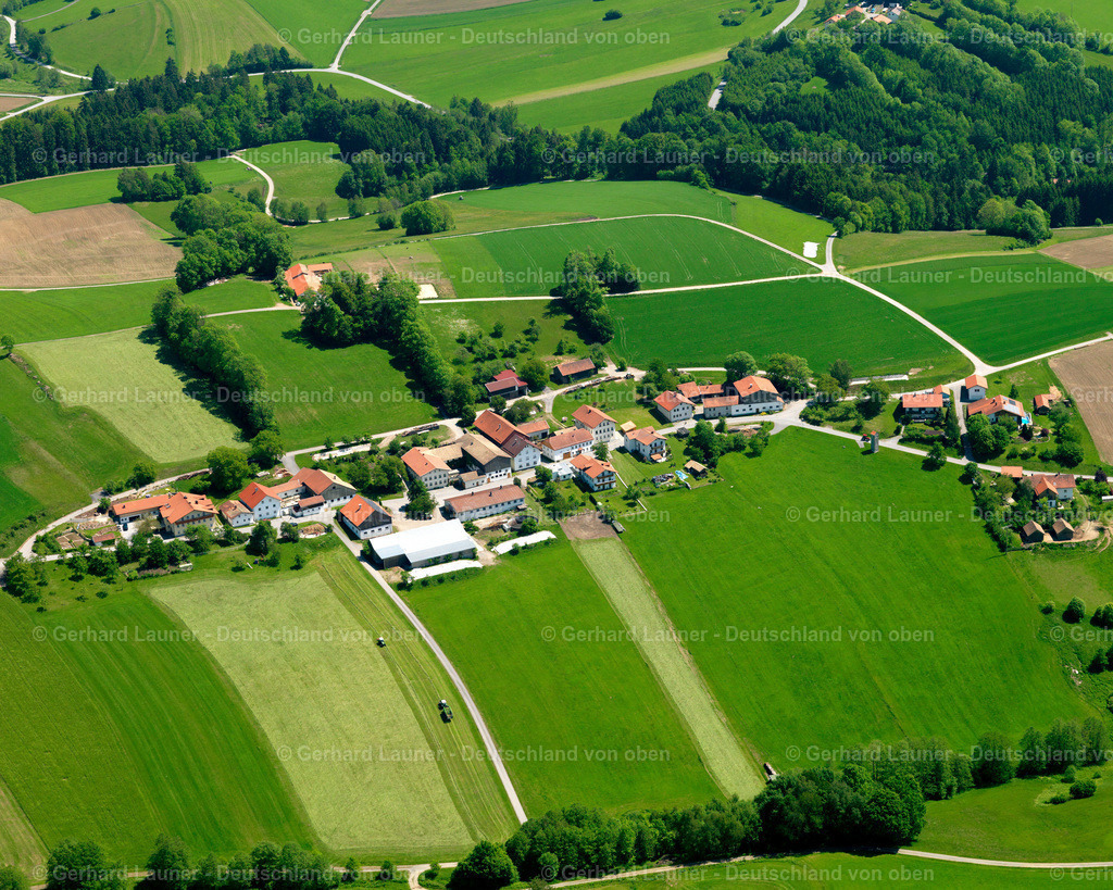 2724078 | NEBLING 19.05.2007 Landwirtschaftliche Nutzflächen und Feldgrenzen  umsäumen das Siedlungsgebiet des Dorfes in Nebling im Bundesland Bayern, Deutschland // Agricultural land and field boundaries surround the settlement area of the village  in Nebling in the state Bavaria, Germany Foto: Gerhard Launer