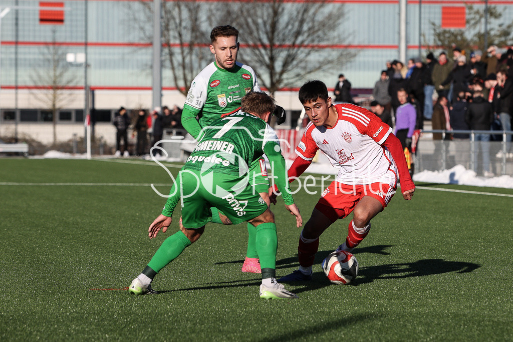 FC Bayern Amateure - SC Austria Lustenau | GMEINER (SCA #7) im Duell mit Matteo PEREZ VINLOEF (FCB #3) /Zweikampf
