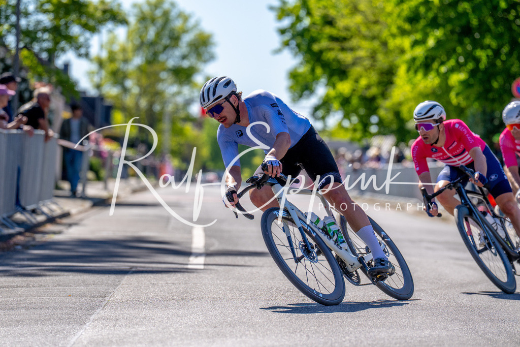 Spurt in den Mai 2026 - Großer Preis der Sparkasse Neuss | Annual one-day road cycling race "Großer Preis der Sparkasse Neuss" held in Büttgen, Germany, organized by VfR Büttgen 1912 e.V. The event features multiple races across all age categories from U11 youth to Elite men. - Realisiert mit Pictrs.com
