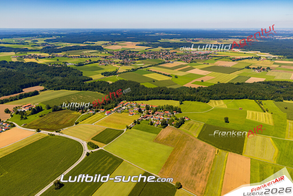 Klassische Luftaufnahme ohne Drohne zeigt:Erlkam bei Holzkirchen - Die Luftbildaufnahme wurde 2025 vom UL-Flugzeug heraus erstellt ( keine Drohne ) - Hochauflösende Luftaufnahme -Nicht vergleichbar mit Google Maps oder Satelittenbilder- Die Geschenkidee !Mit Lizenz und Bildrechte bestellbar