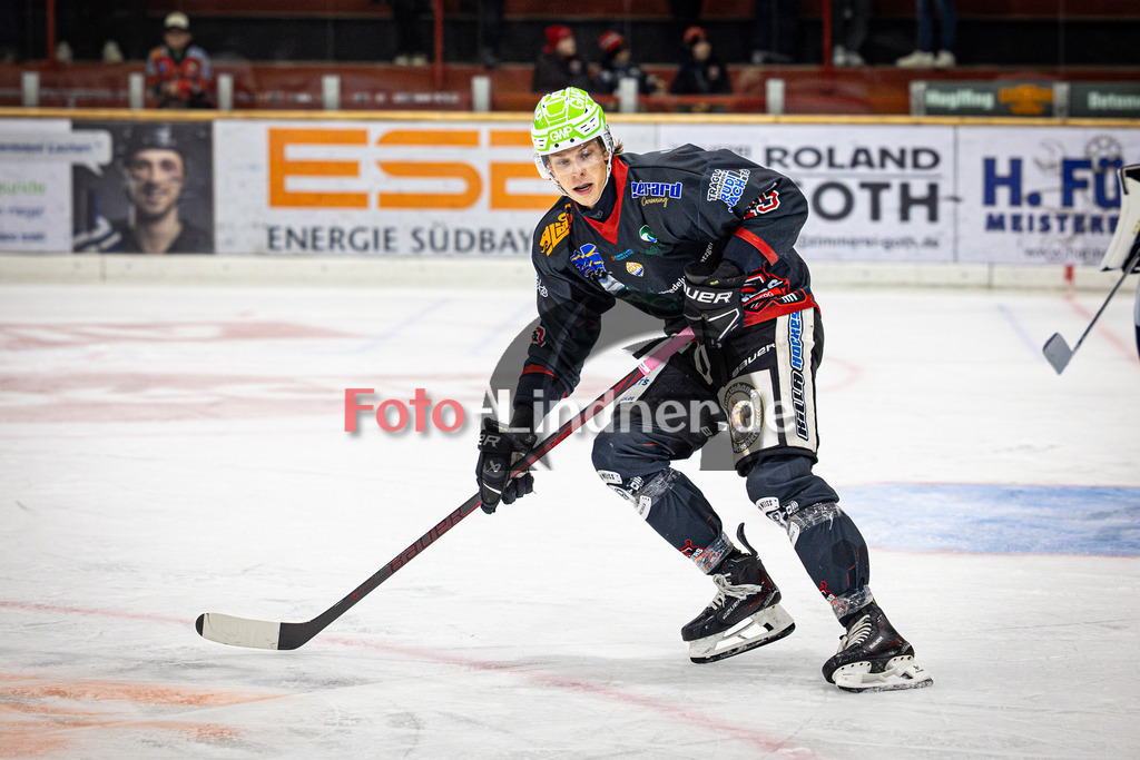 Peißenberg MINERS gegen EHC Waldkraiburg "Die Löwen" | Eishockey Bayernliga 2025/26, Peißenberg MINERS gegen EHC Waldkraiburg "Die Löwen", 20251012,Ryan MURPHY (MINERS 15) in Aktion,2025-10-12 in Peißenberg (flatbuy Arena Peißenberg), Ryan MURPHY (MINERS 15)Copyright: WolfgangxLindner www.foto-lindner.de