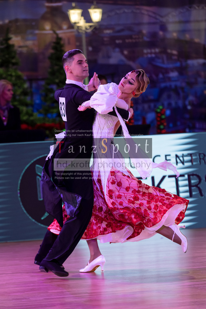 20241215_WDSF_Int_Open_Std-Riga-9818 | Tanzsportbilder, Standardtanz, Lateintanz, WDSF, DTV, LTVB, dancecomp, goc, hessen tanzt, blaues band der spree, walzer, tango, wiener walzer, slowfox, quickstepp, samba, rumba, cha-cha-cha, paso doble. jive, hd-kroft photography, turniertanzsport