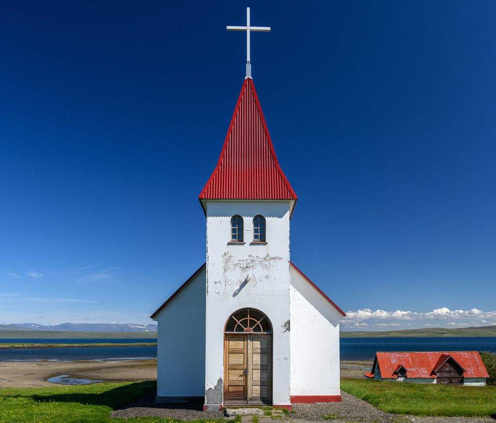 Kirche in Prestbakki, Island © Holger Rüdel | Rotes Dach und weißes Mauerwerk: Die Kirche von Prestbakki liegt fotogen in den Westfjorden (Vestfirðir) Islands. - Realisiert mit Pictrs.com