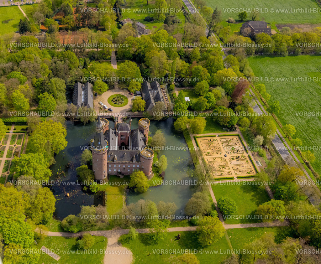 Bedburg-Hau240402456SchlossMoyland | Luftbild, Museum Schloss Moyland, neugotisches Wasserschloss und Schlosspark umgeben von Wiesen und Feldern und Wald, Ausflugsziel am Niederrhein, Moyland, Bedburg-Hau, Niederrhein, Nordrhein-Westfalen, Deutschland