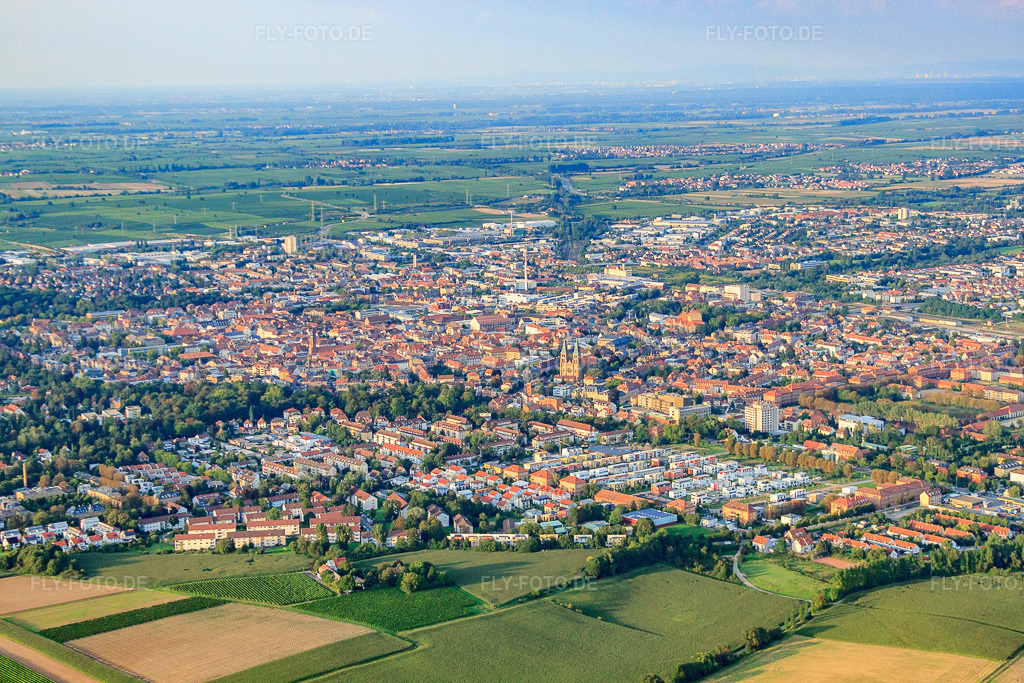 Luftbild: Innenstadt aus Westen in Landau in der Pfalz im Bundesland Rheinland-Pfalz in Deutschland. Foto: IMG_32948.jpg vom 03.09.2010 durch Werner Riehm/FLY-FOTO.de