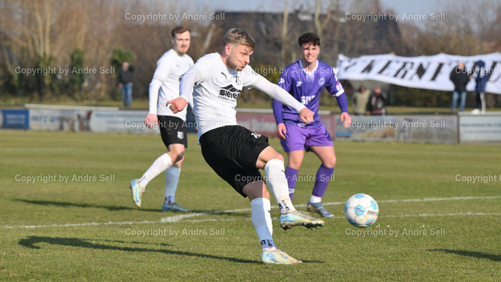 Eckernförder SV vs VfR Neumünster | Luc-Jonathan Justen (ESV #20) / Fußball-Oberliga Männer 2024/2025 / Eckernförder SV vs VfR Neumünster / Stadtwerke-Arena / Eckernförde / 23.03.25 - Realisiert mit Pictrs.com