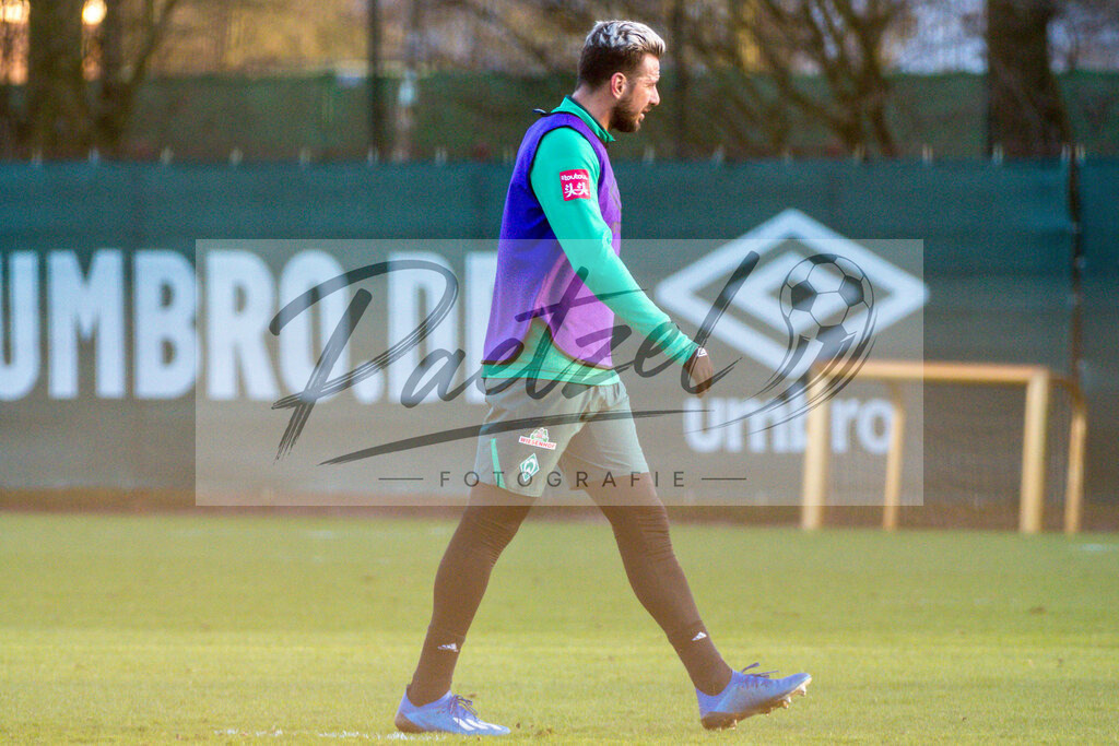 20200218_TRASVW_0094 | Fussball, Herren: Claudio Pizarro (Werder Bremen) schaut waehrend der Trainingseinheit des SV Werder Bremen auf dem wohninvest Weserstadion Trainingsplatz am 18.02.2020 in Bremen, Deutschland. - Realisiert mit Pictrs.com