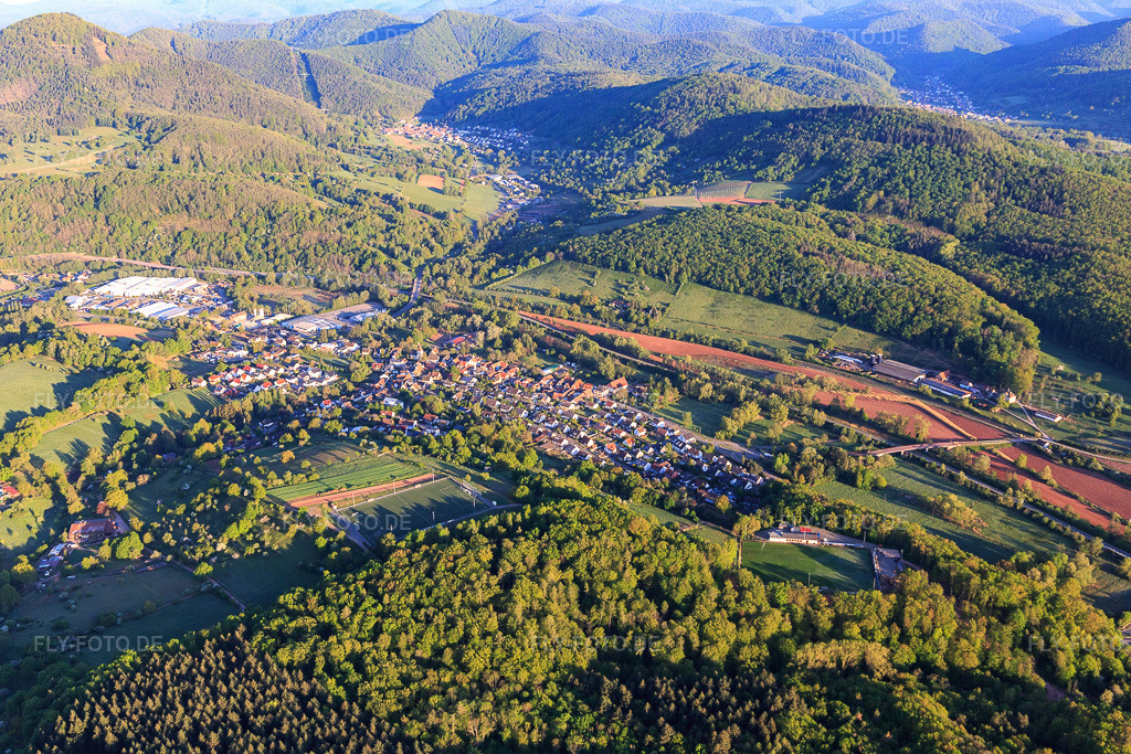 Luftbild: Ortsansicht von Süden im Ortsteil Queichhambach in Annweiler im Bundesland Rheinland-Pfalz in Deutschland. Foto: IMG_120579.jpg vom 26.04.2020 durch Werner Riehm/FLY-FOTO.de