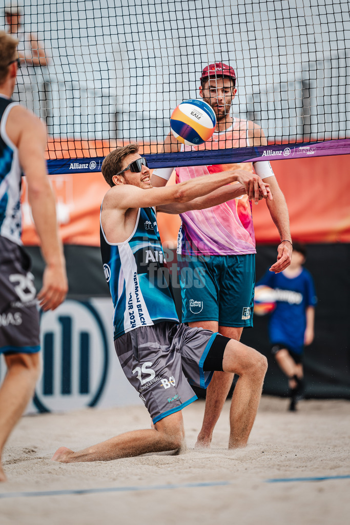 Beachvolleyball | Männer | Allianz German Beach Tour 2024 | Tourstop Kühlungsborn 2 | 17.08.2024 | Milan Sievers spielt den Ball