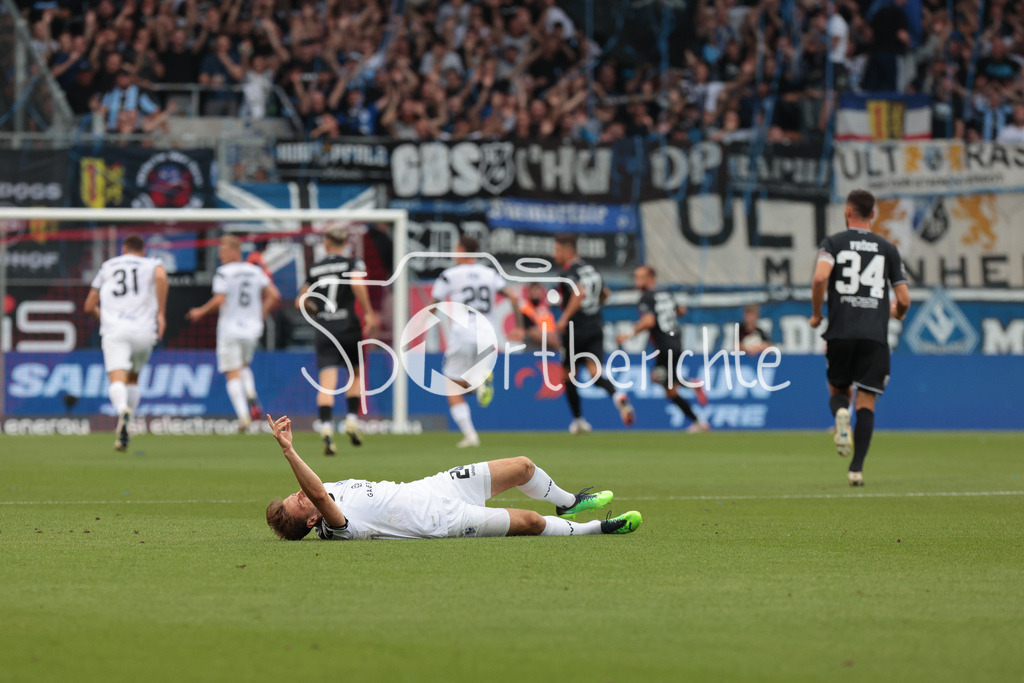 FC Ingolstadt - SV Waldhof Mannheim | am Boden Lukas KLUENTER (Waldhof #24) / als der Treffer zum 1-0 fuer Ingolstadt faellt