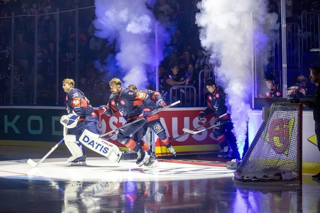 Adler Mannheim vs. Skelleftea AIK , Mannheim, Germany | (Mannheim, Germany, 26/09/04) CHL (Champions Hockey League) 2026/27, Match day one:Adler Mannheim (Germany) vs.  Skelleftea AIK(Sweden) / The Adler players as they take the ice before the game - Realisiert mit Pictrs.com