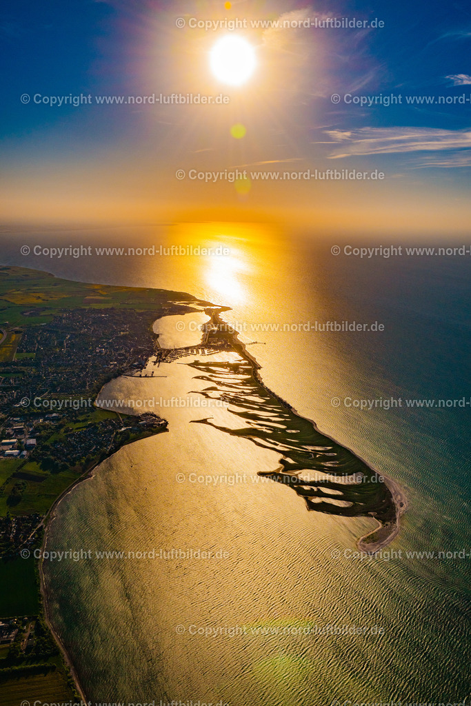 Heiligenhafen_Sonneuntergang_ELS_1980150524 | GROßENBRODE 15.05.2024 Spiegelung und Sonnen- Strahlen Reflektion auf der Wasser - Oberfläche in Großenbrode an der Ostseeküste im Bundesland Schleswig-Holstein, Deutschland. Weiterführende Informationen bei: NABU Gruppe Heiligenhafen,  Stadt Heiligenhafen,  WEG Ostsee-Ferienpark Heiligenhafen. // Reflection and sun rays reflection on the water - surface in Grossenbrode on the Baltic Sea coast in the state Schleswig-Holstein, Germany. Further information at: NABU Gruppe Heiligenhafen,  Stadt Heiligenhafen,  WEG Ostsee-Ferienpark Heiligenhafen. Foto: Martin Elsen