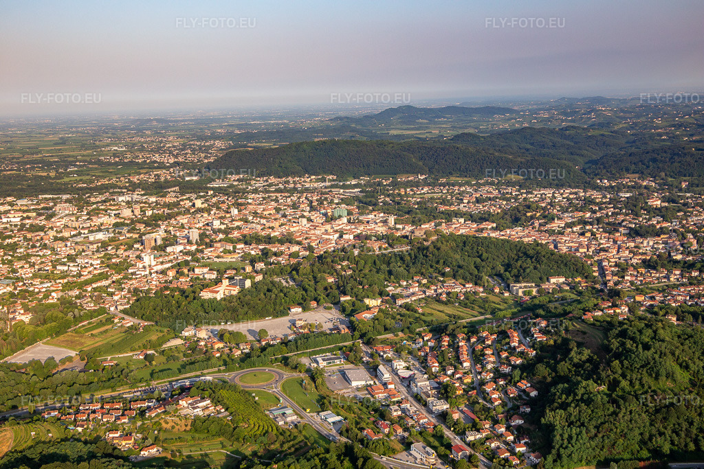 Vue aérienne: Vue de la ville à Gorizia dans le département Gorizia, Italie. Photo: IMG_137625.jpg prise le 16/07/2023 par Werner Riehm/FLY-FOTO.eu – Résolution de l'original: 5472 x 3648 px