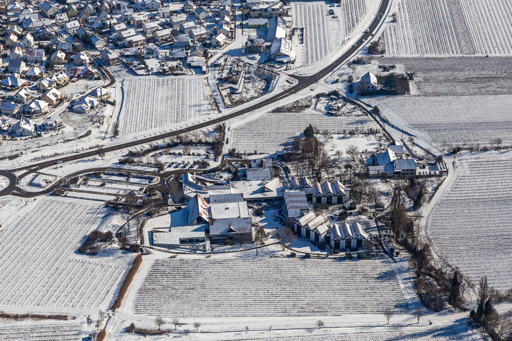 Luftbild: Winterluftbild im Schnee der BG RCI im Ortsteil Alsterweiler in Maikammer im Bundesland Rheinland-Pfalz in Deutschland. Foto: IMG_124563.jpg vom 11.02.2021 durch Werner Riehm/FLY-FOTO.de