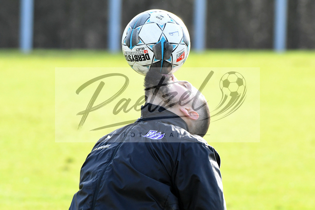 20200215_TRAOSN_0083 | Fussball, Herren: Marcos Alvarez (VfL Osnabrueck) in Aktion, am Ball, Einzelaktion waehrend der Trainingseinheit des VfL Osnabrueck im Sportpark Illoshoehe am 15.02.2020 in Osnabrueck, Deutschland. - Realisiert mit Pictrs.com