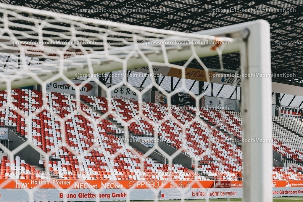 xKWIx11042601006 | 2026.04.11, xkwix, Fußball, 3.Liga, Rot-Weiss Essen -  FC Ingolstadt, Stadion an der Hafenstraße, 33.Spieltag, Saison 2025 / 2026: Rot Weiss karrierte Sitzplatztribüne im Stadion durchs Toreck DFB regulations prohibit any use of photographs as image sequences and or quasi-video. Photo: xKamilxWilkowskixPressefotoKochx