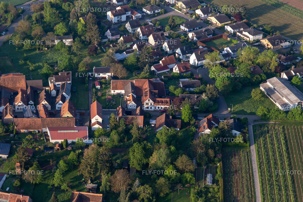 Weingut und Weinstube Vogler | Luftbild: Weingut und Weinstube Vogler im Ortsteil Heuchelheim in Heuchelheim-Klingen im Bundesland Rheinland-Pfalz in Deutschland. Foto: IMG_113851.jpg vom 01.05.2019 durch Werner Riehm/FLY-FOTO.de - Realisiert mit Pictrs.com