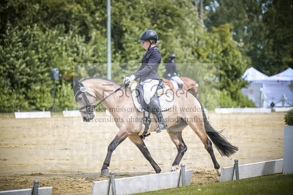 DOS_0112 | Entdecke hochwertige Reitturnierfotos von Foto Oger. Professionell, emotional und authentisch – jetzt Lieblingsmomente im Shop bestellen.Deutschlandweite Turnierfotografie. - Realisiert mit Pictrs.com