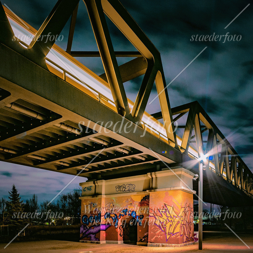 U2GleisdreieckbrueckeNachtWinter_du_strahlst_Berlin | Der Fotograf für Portraitfotografie aus Berlin | staederfoto.de - Realisiert mit Pictrs.com