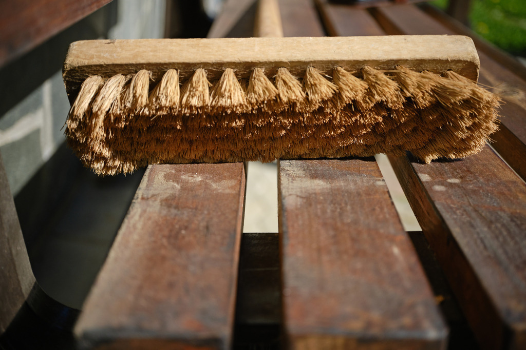 Bodenbürste liegt zum trocknen auf Holzbank | Austria - April 20, 2025: Bodenbürste liegt zum trocknen auf einer Holzbank. - Realisiert mit Pictrs.com