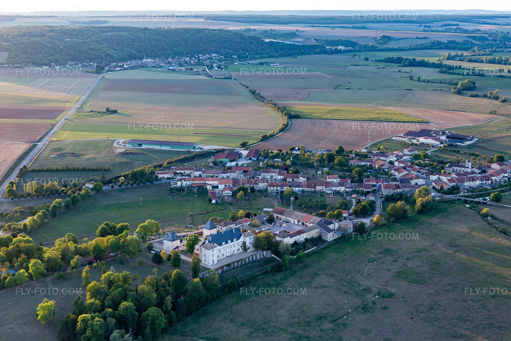 Aerial view: Château de Montbras in Montbras in the state Meuse, France. – Photo: IMG_118362.jpg taken on 09/15/2019 by Werner Riehm/FLY-FOTO.com – Resolution of the original: 5325 x 3550 px