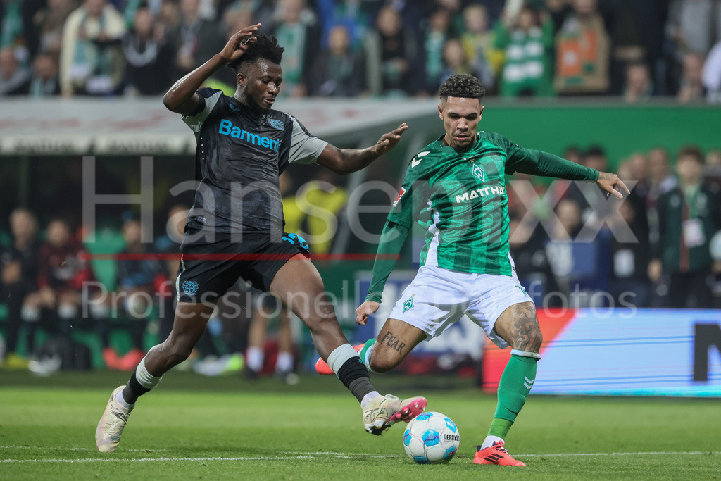 Fussball, Bundesliga, SV Werder Bremen - Bayer 04 Leverkusen | v.li.: Edmond Tapsoba (Bayer 04 Leverkusen, 12) und Justin Njinmah (SV Werder Bremen, 11) im Zweikampf, Duell, Dynamik, Aktion, Action, Spielszene, DIE DFL-RICHTLINIEN UNTERSAGEN JEGLICHE NUTZUNG VON FOTOS ALS SEQUENZBILDER UND/ODER VIDEOÄHNLICHE FOTOSTRECKEN. DFL REGULATIONS PROHIBIT ANY USE OF PHOTOGRAPHS AS IMAGE SEQUENCES AND/OR QUASI-VIDEO.