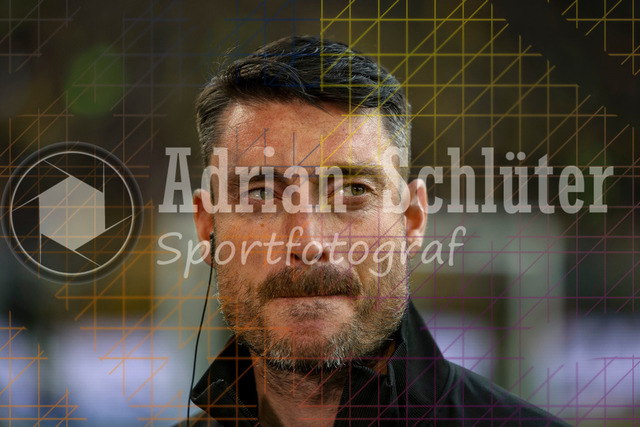 08.05.2026, GER, Fussball, Herren, 1. BL, Saison 2025/2026, Borussia Dortmund - Eintracht Frankfurt | Trainer Albert Riera (SGE) schaut