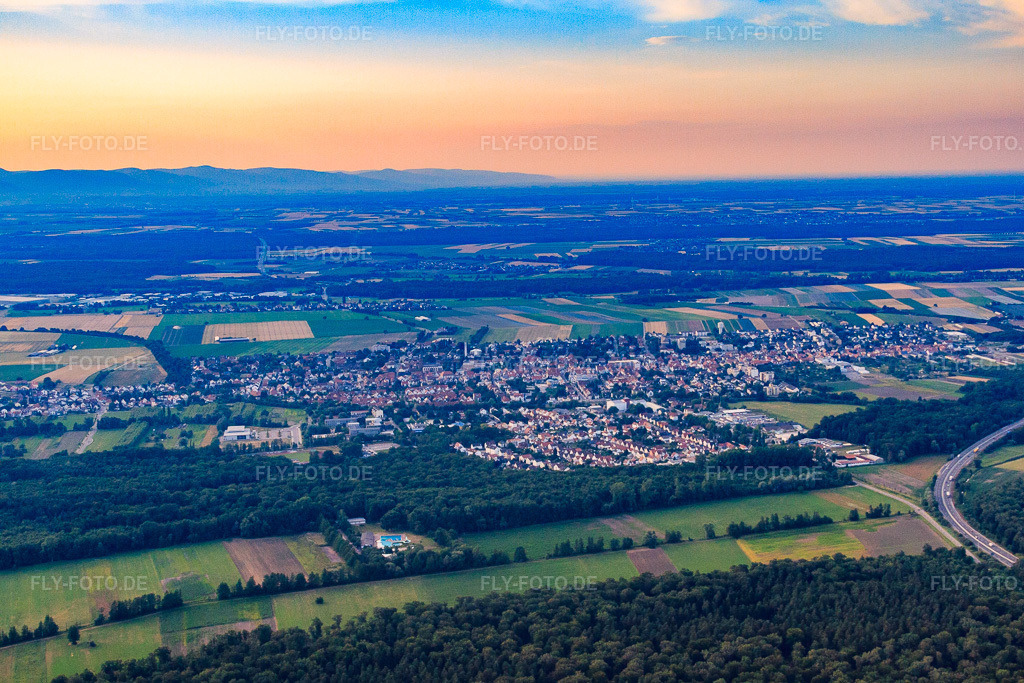 Luftbild: Stadtansicht von Südosten in Kandel im Bundesland Rheinland-Pfalz in Deutschland. Foto: IMG_30657.jpg vom 09.07.2010 durch Werner Riehm/FLY-FOTO.de