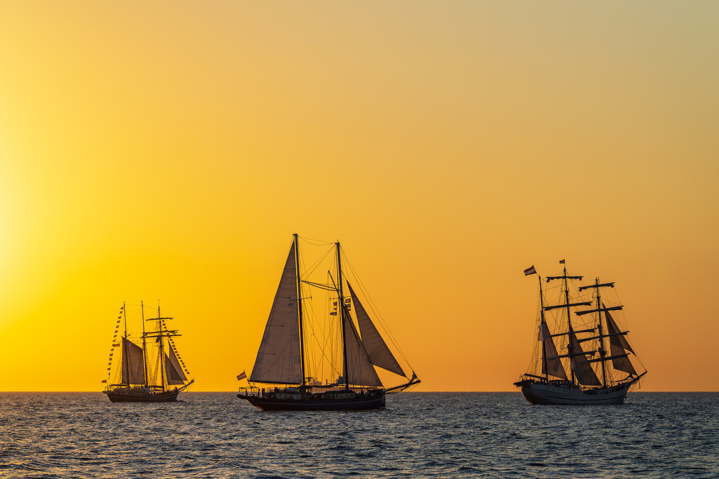 Segelschiffe im Sonnenuntergang auf der Hanse Sail in Rostock | Segelschiffe im Sonnenuntergang auf der Hanse Sail in Rostock.