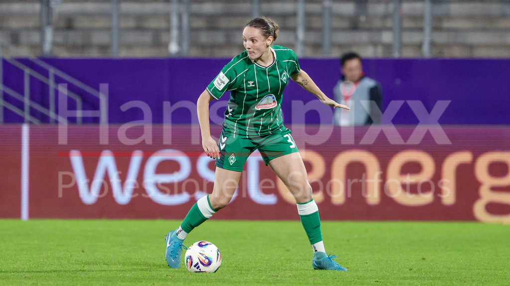 Fussball, Google Pixel Frauen-Bundesliga, SGS Essen - SV Werder Bremen | Verena Wieder (SV Werder Bremen, 31) am Ball, Freisteller, Einzelbild, Ganzkörper, Aktion, Action, Spielszene, DIE DFB-RICHTLINIEN UNTERSAGEN JEGLICHE NUTZUNG VON FOTOS ALS SEQUENZBILDER UND/ODER VIDEOÄHNLICHE FOTOSTRECKEN. DFB REGULATIONS PROHIBIT ANY USE OF PHOTOGRAPHS AS IMAGE SEQUENCES AND/OR QUASI-VIDEO.
