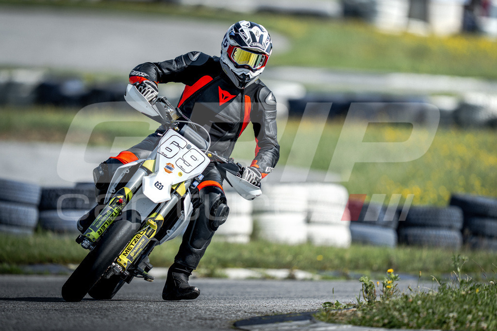 G-Cup + Supermoto Staatsmeisterschaft + Hungarian Supermoto Championship | GRIPcapture steht für authentische Sportfotografie in Österreich – für Momente, die mehr sind als Geschwindigkeit oder Ergebnis. Es geht um Emotion, Spannung, Fokus und den Augenblick, der oft nur einen Wimpernschlag dauert.Ob Motorsport, Teamsport oder 
